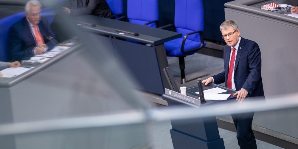 Helmut Kleebank, SPD, MdB, hält eine Rede zu TOP 9 „Einsetzung des Parlamentarischen Beirats für nachhaltige Entwicklung“ im Plenum.